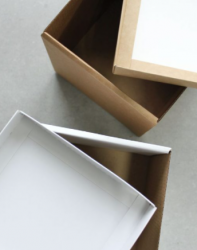 Белая коробка с изображением №5 20*20*10 - фото